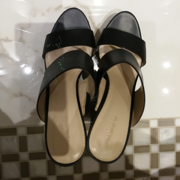 Never worn sandel - Picture 2 of 3